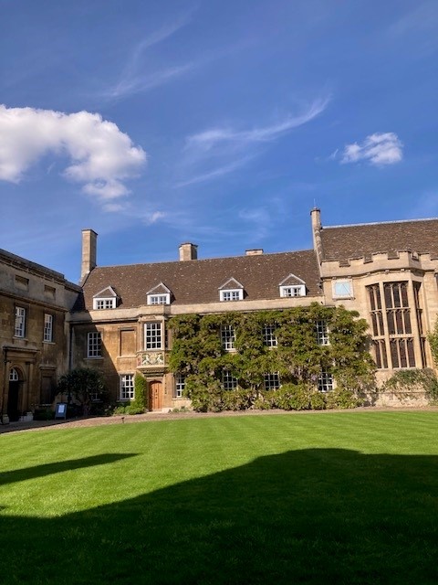 This afternoon the Accelerate team took our AI Café to @christs_college where we met with graduate students and answered their queries about using AI in their research. Many thanks to @m_montagnese for hosting! Interested in holding an AI café at your college? Get in touch!