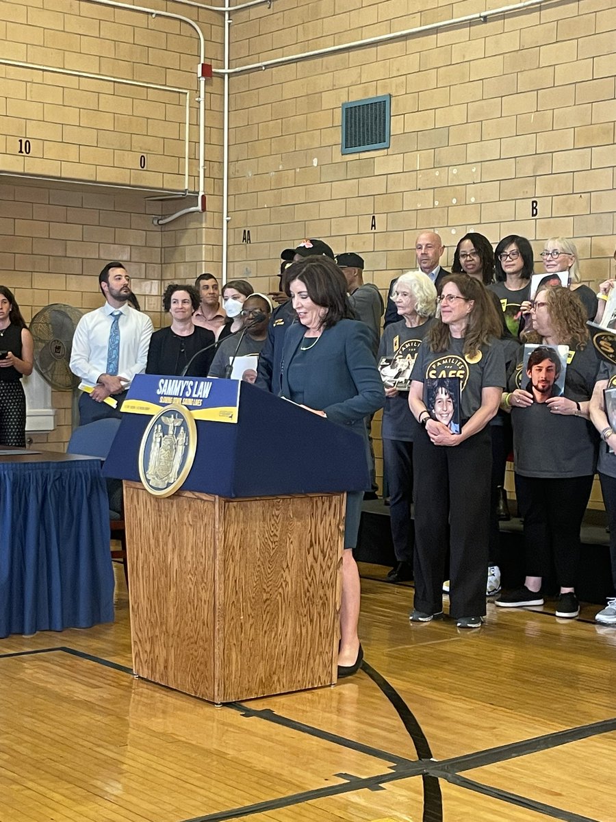 HAPPENING NOW: @GovKathyHochul signing Sammy’s Law, which would allow NYC to set it own speed limits without needing Albany’s approval. Speeding kills. Now we can do something about it.