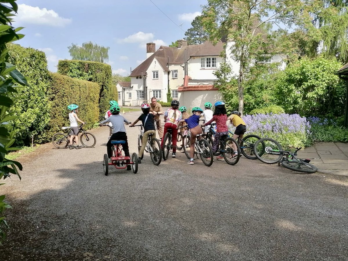 Safety first! One of our instructors, Danny, is talking to the children of @GlobeSchool about how to cycle safely and have a great time 🚴🚴‍♂️🚴‍♀️

#schoolresidential #outdoorlearning #lovegorsefield #cyclesafety