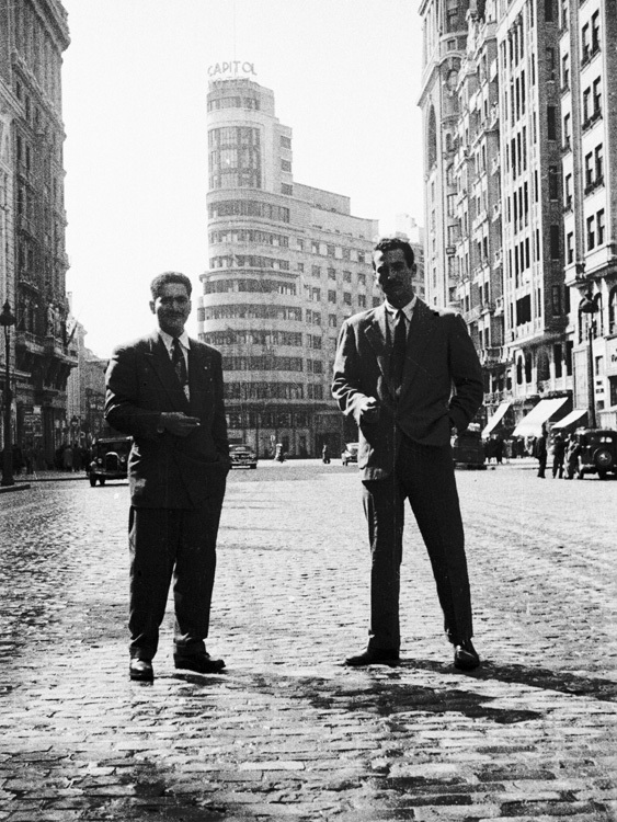 📷Dos hombres se fotografían en la Gran Vía, 1953. Colección “Madrileños” (Juan José Frechel Díez), ARCM.