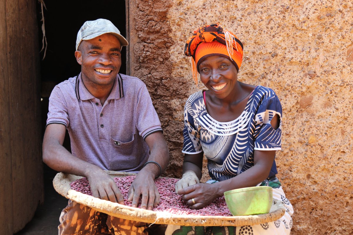 WFP_Rwanda_CD's tweet photo. “I applied skills acquired through Gender Action Learning System, which increased my self-confidence, self-efficacy, and climate change adaptation &amp; mitigation skills”- Vestine

To discover how @JPRWEE is impacting rural women's lives in #Rwanda, read https://t.co/cHBXsbRm9Q https://t.co/yvBJaDs5K5