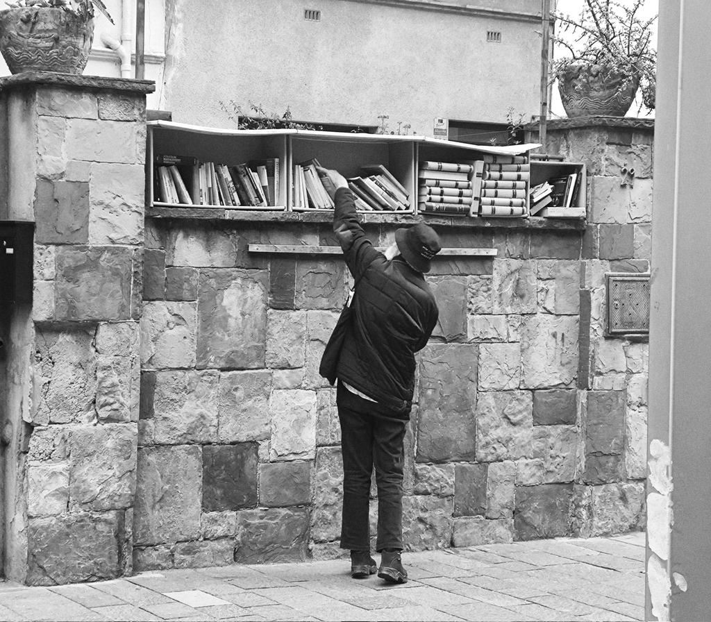 Totelmonllegeixitu? La biblioteca de carrer. @santcugatcomerc #books #lectors @bibliotequescat #writers #literatura @acec @bibliotequesXBM @BibliotequesBCN #aventuradellegir @pictureoftheday #photo