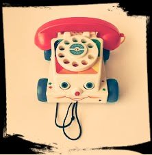 El teléfono de juguete de #FisherPrice, un objeto casi de culto con el que algunos pasaron horas de diversión y que probablemente otros lo desearon a esa edad.