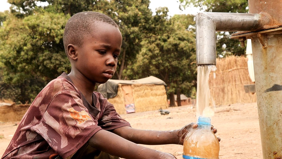 📍 South Sudan 🚰 Access to clean water has become a challenge for people in Boro Medina due to the growing numbers of refugees and returnees fleeing the conflict in #Sudan into #SouthSudan. Our teams @ICRC_SSudan recently repaired 8 hand pumps to provide water to +8,000 people