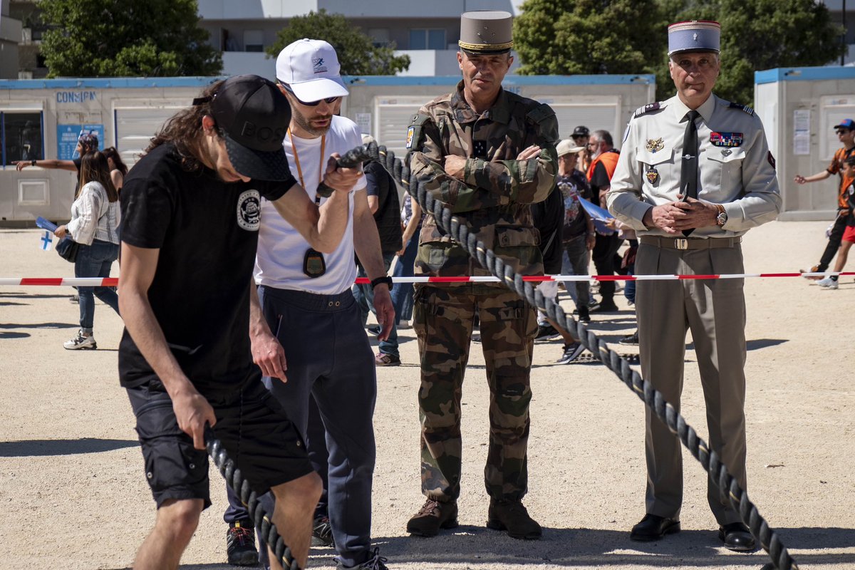 Premier déploiement ce jour à Marseille du parcours des champions sur le parvis de l'@orangevelodrome. Ouvert aux jeunes de 18 à 26 ans et composé de 8 ateliers, ce dispositif sera mis en place par @Armees_Gouv à chaque ville-étape du relais de la flamme. À jamais les premiers !