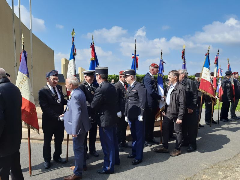 #DevoirDeMémoire Les militaires de @Gendarmerie_054 ont rendu #hommage à toutes celles et ceux qui ont sacrifié leur vie pour la liberté et la paix Ici au monument de Grand-Failly, aux morts de la bataille des Ardennes, en particulier nos amis américains à Bastogne🇫🇷🇺🇸 #8mai1945
