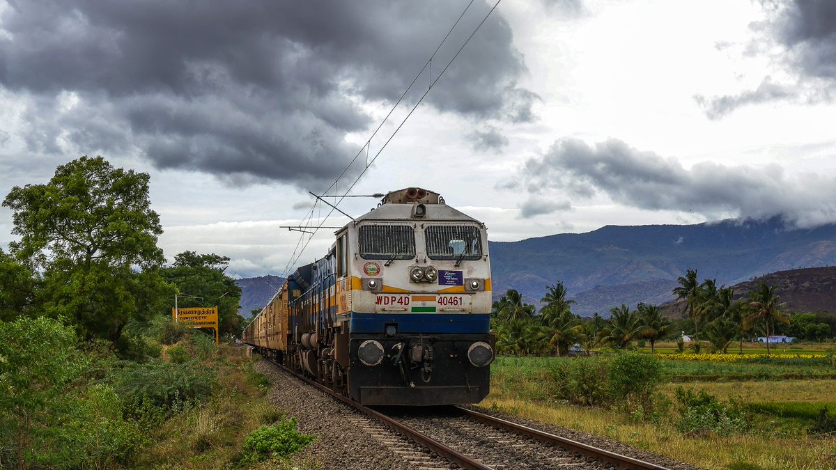 #Nature's embrace! GOC WDP4D 40461 with 06687 #Tirunelveli Jn - #Sengottai Express glides through the picturesque Ravanasamudram station, surrounded by stunning mountains and lush greenery #BeautifulRailJourneys #SouthernRailway #Trainspotting