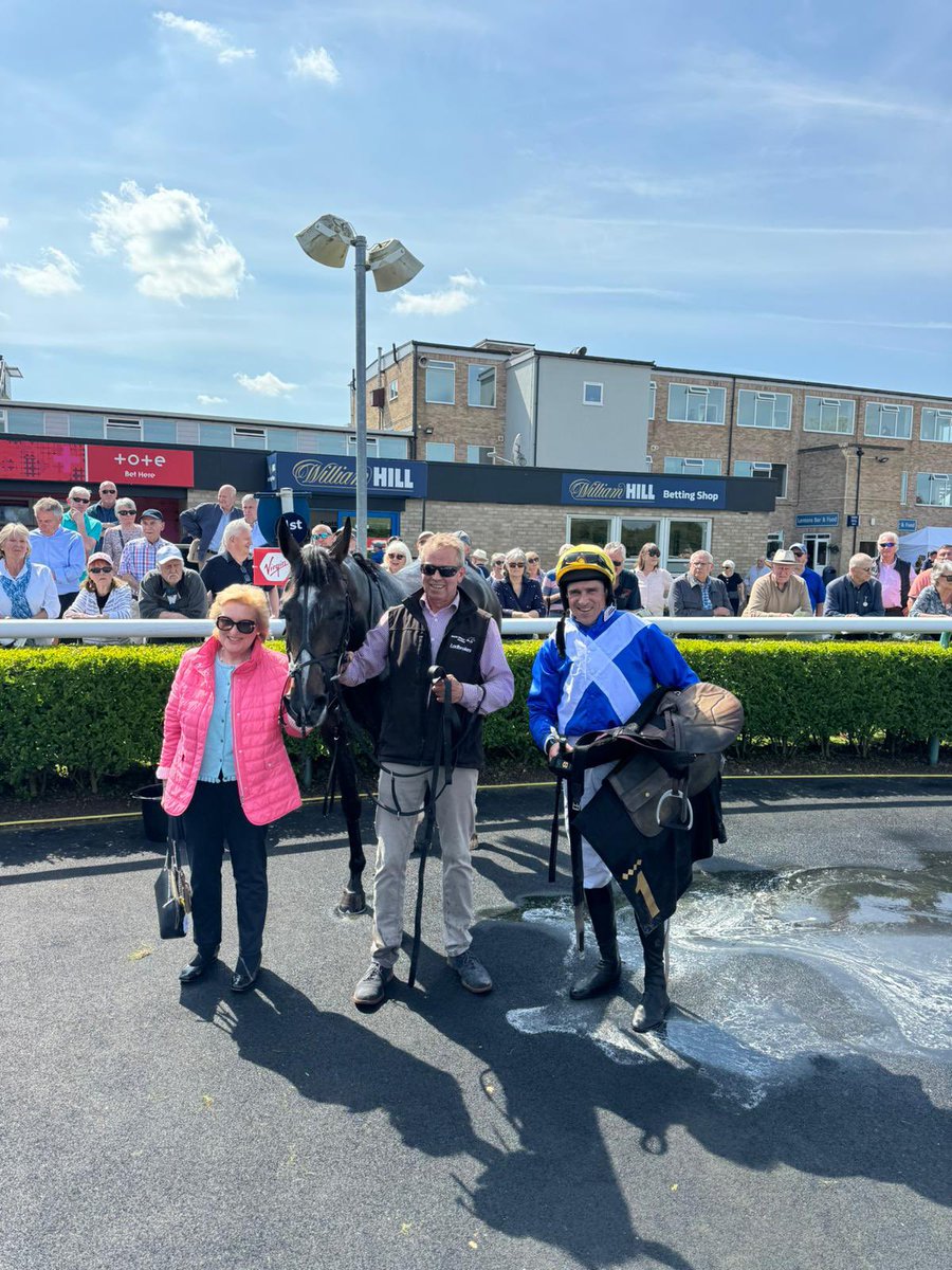 WINNER 🏆 CHATTY CHICH and @harryskelton89 take the second race @Huntingdon_Race this afternoon. Congratulations to owners @JackieChuggLLF and Harry Fowler. Well done to Stacey who rides her everyday and Beeve who led her up this afternoon. #teamskelton