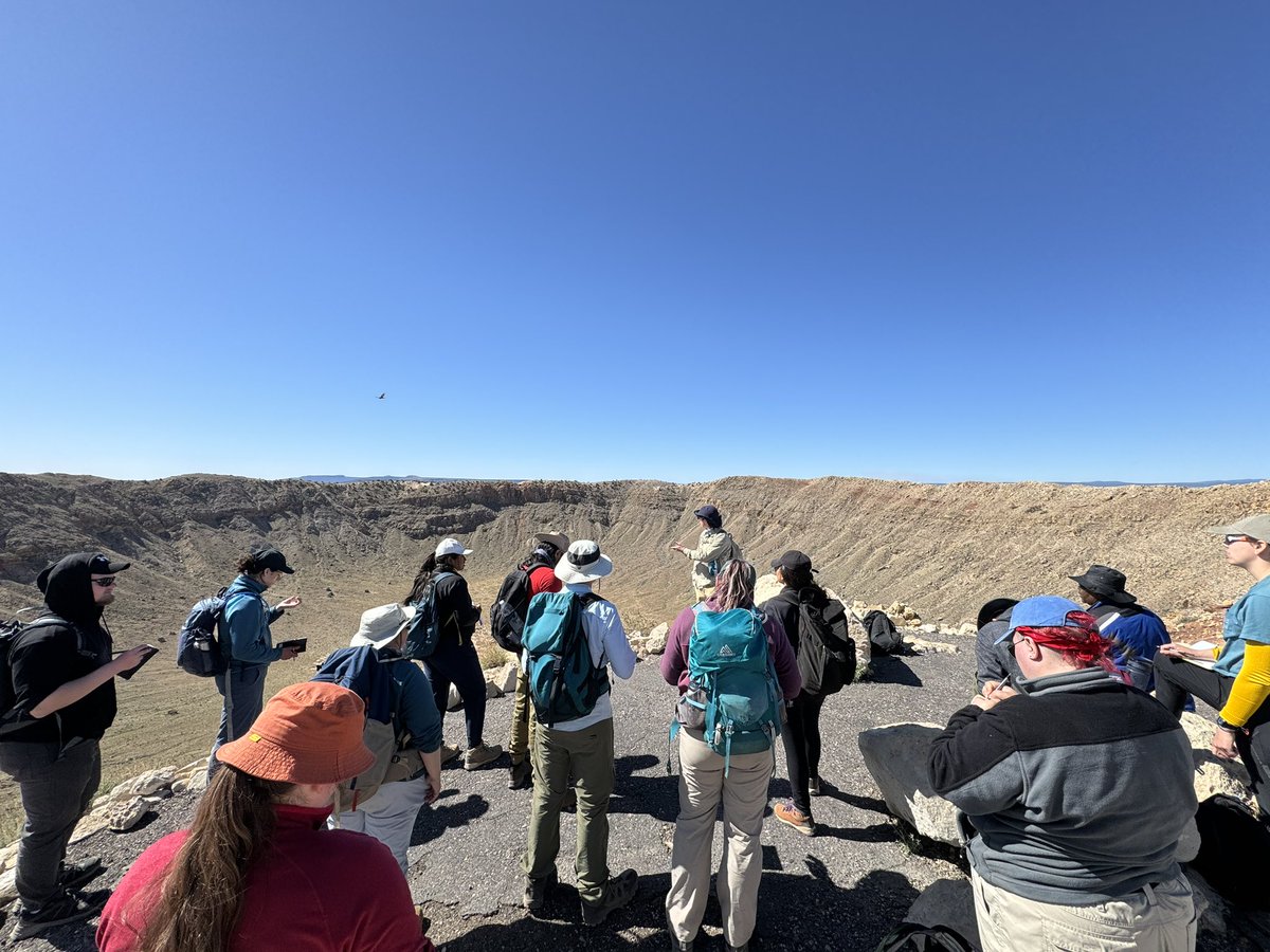 This morning’s classroom 😀 #PS9605 #fieldschool #impactcraters #MeteorCrater #geology #planetaryscience @MeteorCraterAZ @westernuEarth @westernuScience @westernuIntl