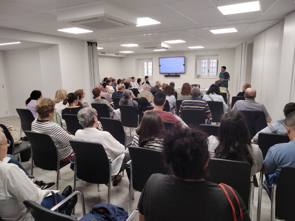 Formación a participantes y voluntarios de las Cáritas parroquiales de las dos Vicarías de Valencia capital, Javi nos aclara dudas sobre el Derecho al Empadronamiento y el Acceso a Se.rvicios Sociales Gracias por vuestra participación <a href="/ValenciaCaritas/">Valencia Cáritas</a> #AquLateUnCorazon