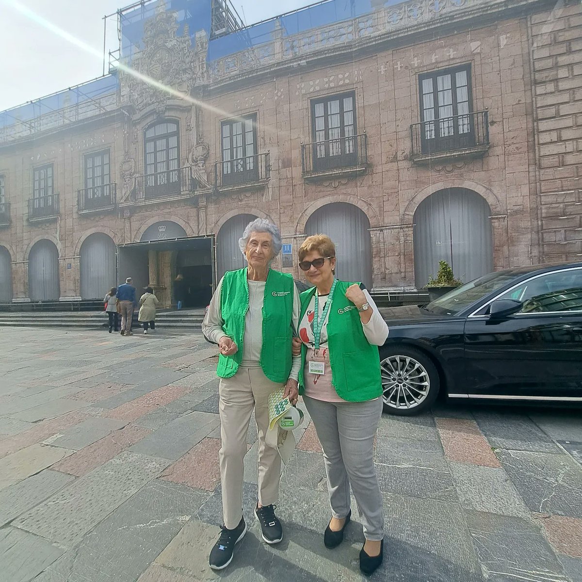 Mesas de tarde en Día de Cuestación en Oviedo. El Corte Inglés de Salesas, de Uría y Hotel de la Reconquista. 💚 #ContraElCáncerAsturias #Oviedo #CuestaciónAsturias