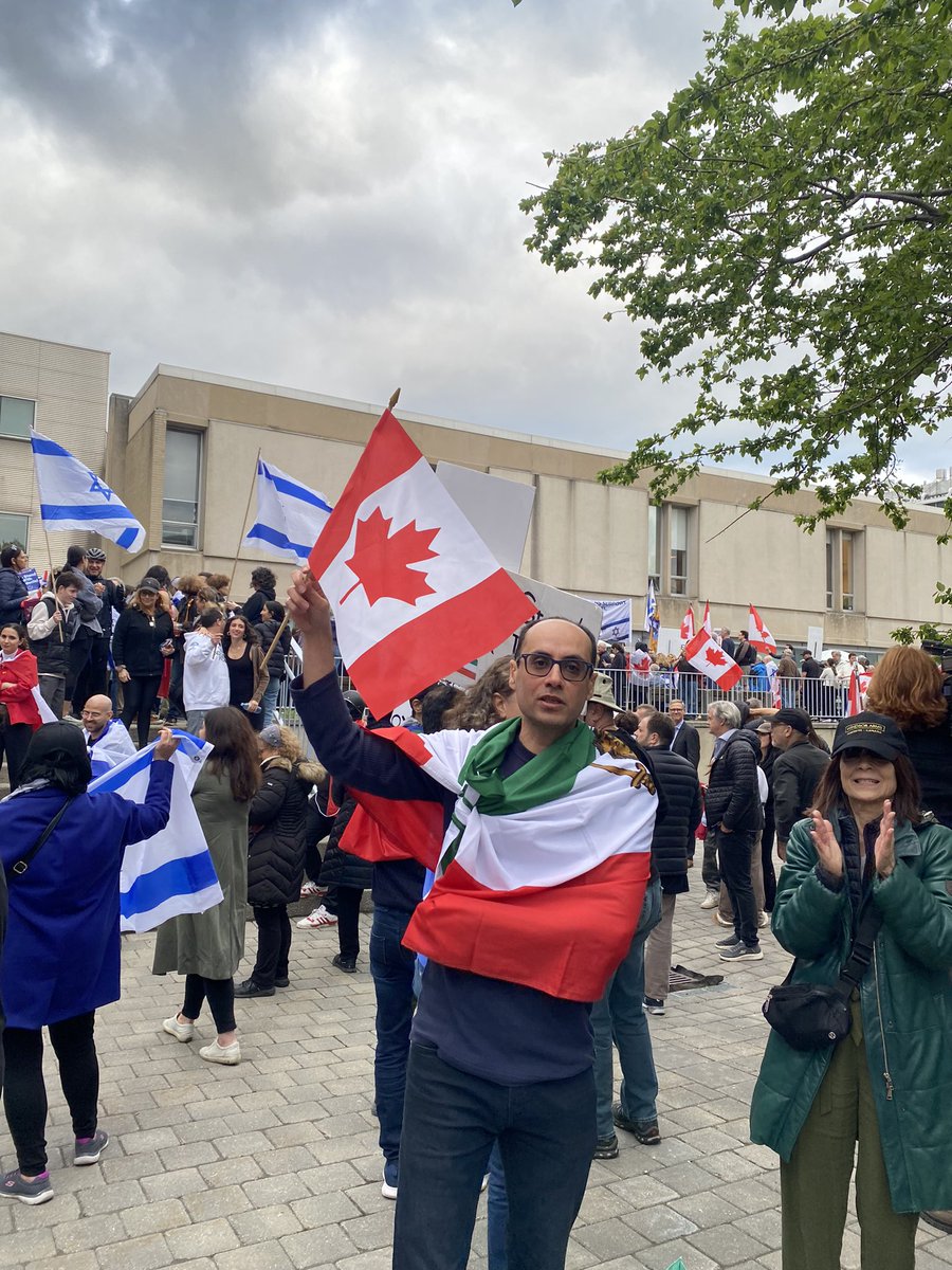 دیروز هم رفتیم تظاهرات دانشگاه تورنتو. اول جلوی اردوگاه طرفداران پلستاین راهپیمایی کردیم و علیه سپاه و حماس شعار دادیم و گفتیم «Rape is not resistance» و بعد در تجمعی جداگانه، یک کیلومتر دورتر، بین  دانشجویان و اساتید یهودی دانشگاه تورنتو که درباره آزار و اذیتی که طرفداران…