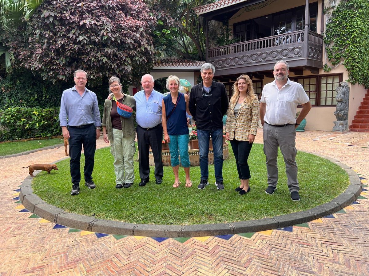 Yesterday we had the honor of welcoming Dr. Frances Gulland, president of the U.S. Marine Mammal Commission, and Dr. Aleksija Neimane from Uppsala University, accompanied by Professor Antonio Fernández from the University of Las Palmas de Gran Canaria, to our animal embassy🦜