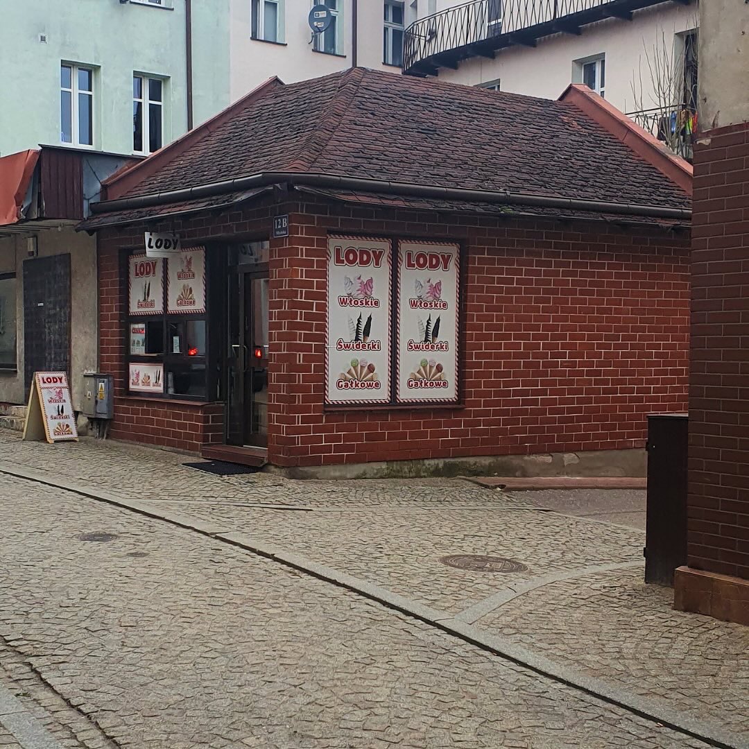 dziadkowiebiz's tweet photo. UWAGA #Kościerzyna
Pani Halina od 1999 roku prowadzi lodziarnię w Kościerzynie. Miejsce jest otwarte sezonowo od marca do października. 27 marca otwarty został kolejny, już 25-ty sezon! Niestety przez wykluczenie cyfrowe i konkurencję, z lokalem Pani Haliny jest coraz ciężej. https://t.co/5W5VKJjvhk