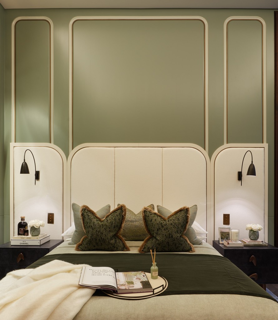 #bedroom #bedroomdesign #texture #fabric #bespoke #cabinetry #lighting #luxuryliving #interiors #interiordesign #display #decorinspiration #bedroomdecor #homeaccessories #uk @celineinteriordesign 📷 #raymain57 @raymain57