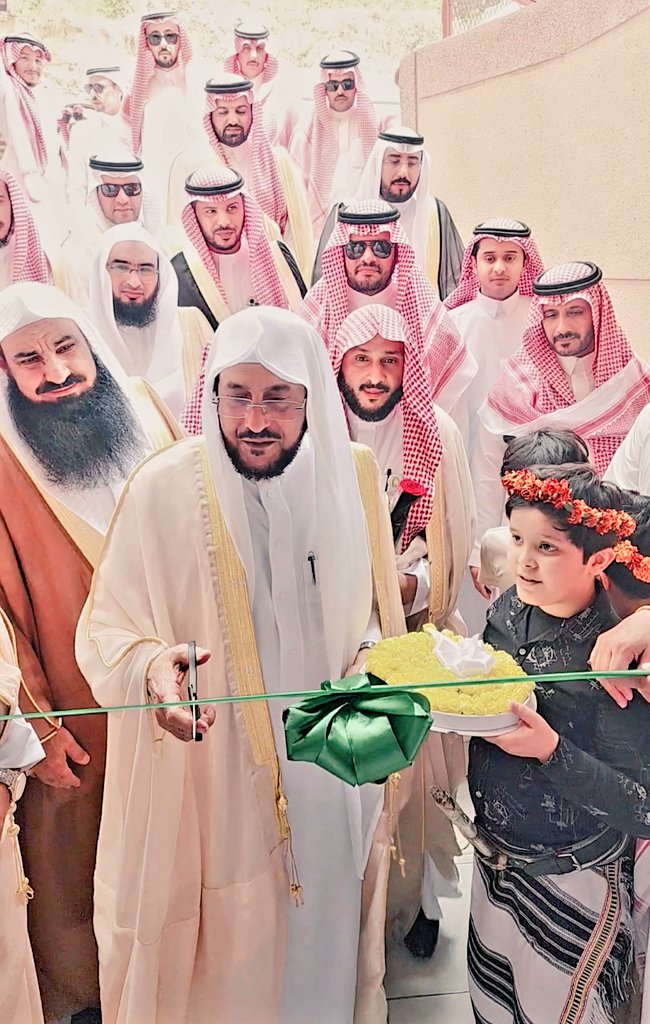 تفقد معالي وزير الشؤون الإسلامية والدعوة والإرشاد الدكتور عبداللطيف آل الشيخ إدارة المساجد بفيفاء ودشن عدد من المشاريع والمساجد التي تبرع بها أهل الخير وكان في استقبال معاليه محافظ فيفاء المهندس صالح القحطاني ومدير إدارة المساجد بالمحافظة يحي المالكي وعدد من المشايخ والأعيان