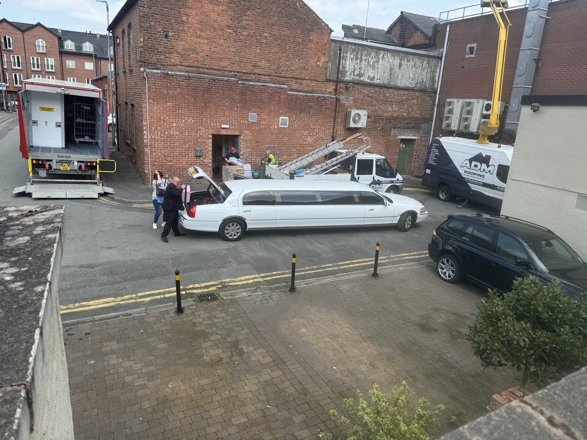 Chester Races: Here goes a Limo 3 point- turn world record attempt. And when they spilled out it turned out they were Wrexham fans. Bandwagons. Where were you when you were shit? ⁦@ShitChester⁩ ⁦@Wrexham_AFC⁩