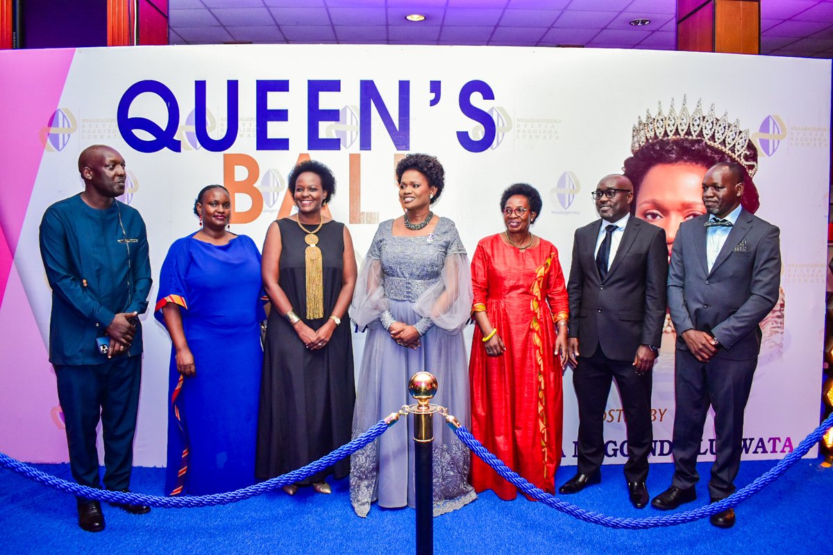 @AirtelUGMD @AirtelUGCCO @AirtelUGCMO @dabirungi @NByuma @BugandaOfficial Her Royal Highness, the Queen of Buganda, Nnaabagereka Sylvia Nagginda, graces the #NnaabagerekasBall with her presence! Here she grants a photo moment to the Airtel team, led by Flavia Lwanga, Airtel Uganda's Human Resource Director.
 #KabakaWange #ShineALightUg