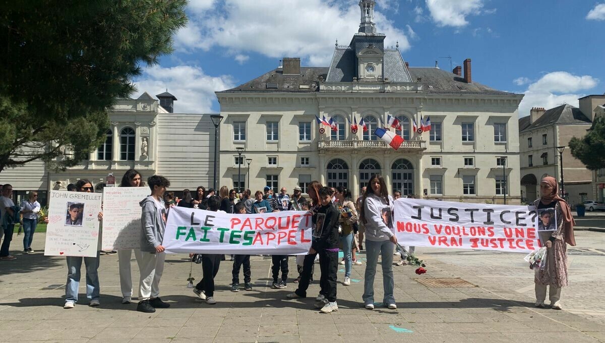 Une marche blanche en hommage à John Grémillet à Châtellerault : 'Il ne méritait pas ça' ➡️ l.francebleu.fr/XfpM