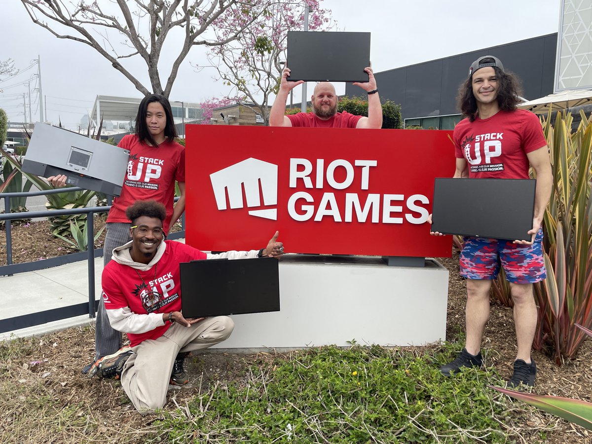 Are you a #veteran and interested in getting your hands on some of these sweet donated @riotgames monitors they gave to @StackUpDotOrg? Just fill out this form, make a donation to Stack Up to cover shipping and handling, and let's get you squared away! forms.gle/3U1GVHDNFJoU17…