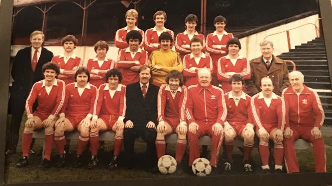 A very famous face indeed in this @stpatsfc squad photo from 1981/82 in front of the old Main Stand at Richmond Park. Can you spot him? Some great club servants also pictured. Not a photo we’d seen before - thanks to the sender! 🔴⚪️