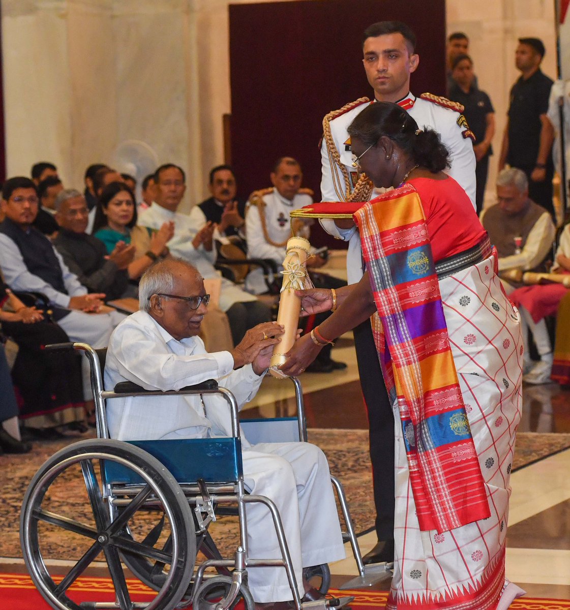 President Droupadi Murmu presents Padma Shri in the field of Literature & Education to Dr. Kurella Vithalacharya. He is a poet and writer. Dr. Vithalacharya has established several institutions to encourage and inspire the people of rural areas in literary, cultural, educational,…