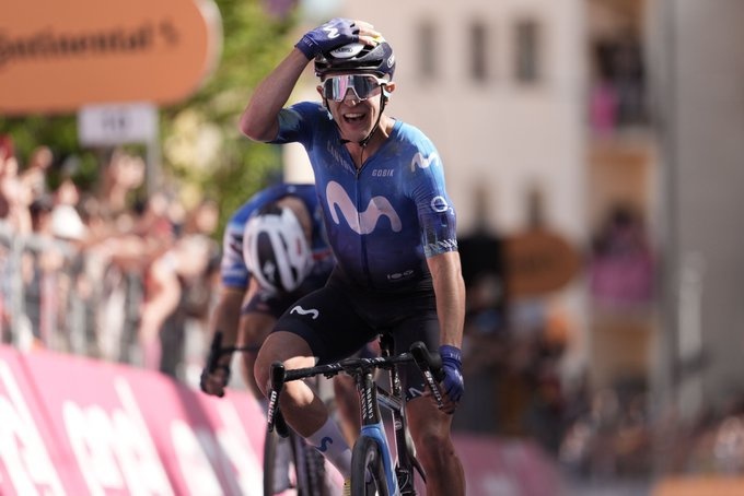 ¡Gran victoria de @pelayo_mayo en la 6ª etapa del #GirodItalia 🇮🇹 🚴🏻‍♂️! Cinco años después de la última victoria 🇪🇸 en esta carrera, el día en el que la ronda italiana trascurre por el mítico 'Sterrato', el ciclismo nacional vuelve a demostrar que está entre los mejores 🏆👏