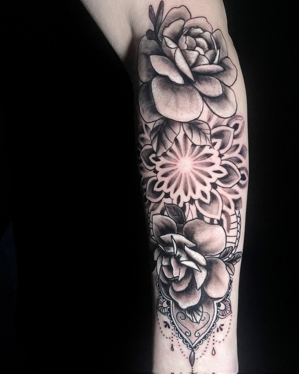 Floral piece done by @mickeyinktattoo87

For bookings or to discuss your tattoo idea e-mail us on: k.brotherstudio@gmail.com
Gift Vouchers: kbrothersstudio.bigcartel.com

#mandala #rose #scottish #mandalatattoo #glasgowtattoo #uktattooartist #mandalas #mandalaart #floral #floraldesign