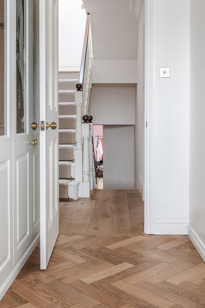 We just had to give you another sneak peek into Emily Canham’s beautiful design, complete with our White Smoked Oak.

Click the link to order your FREE samples, and discover even more mix-and-match floors in our Deco Parquet and Deco Plank collections 👉 l8r.it/9If7