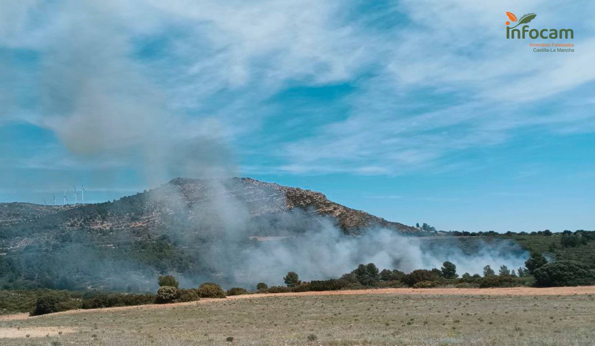 ➡️ #IFAlpera incendio forestal 🔥 ACTIVO en #Albacete. En la zona, INFOCAM de @gobjccm con: 🚁2 medios aéreos 🚚5 medios terrestres 🧑🏼‍🚒43 efectivos #BBFF #AAMM Colabora @GVA112. #ContralosIncendiosACTÚA