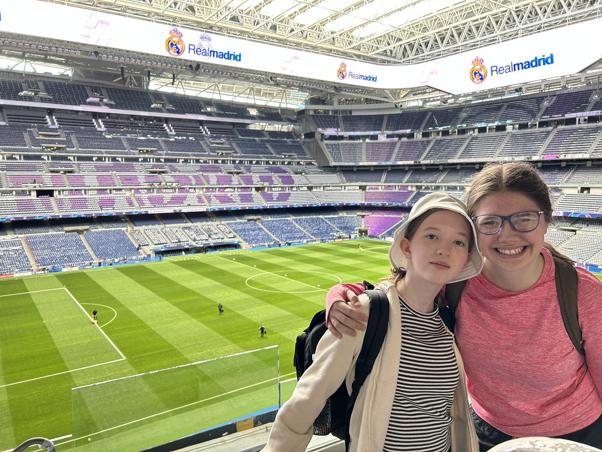 Una semana increíble con un grupo increíble 🇪🇸 After finishing classes in La Universidad Pontificia de Salamanca, our 2nd Years spent their final day in Madrid, visiting Santiago Bernabéu stadium! A great week of linguistic and cultural immersion @CeistTrust