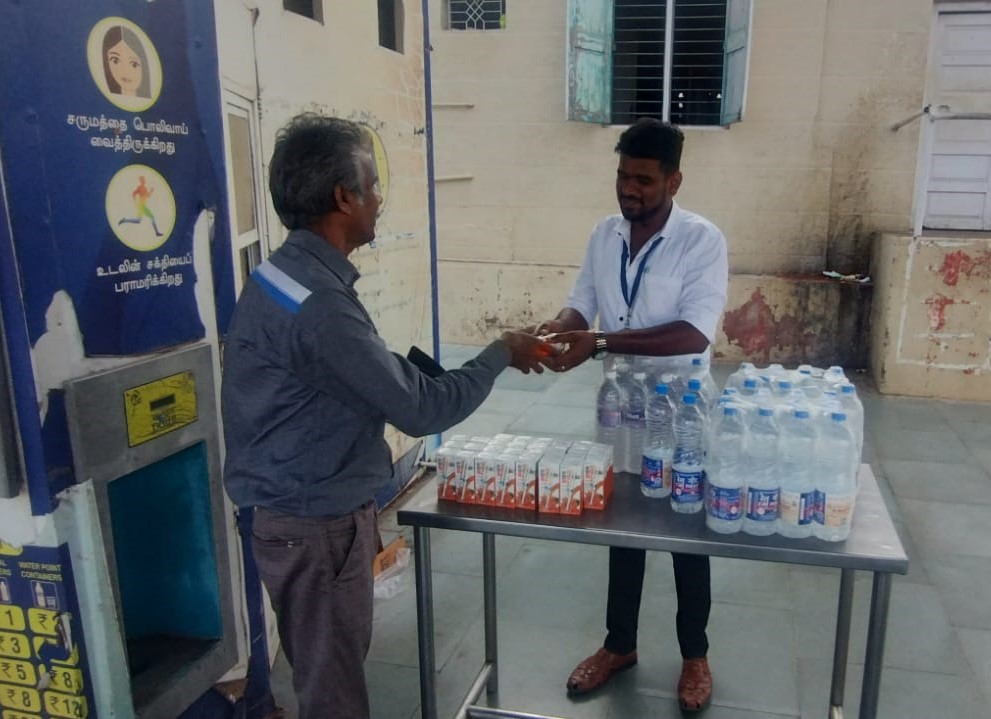 Stay Hydrated on the Go! 💧🧂 Hydration desks providing water bottles and ORS packets are now available for passengers at #Tiruchchirappalli Railway Station to beat the #summer heat. #SouthernRailway