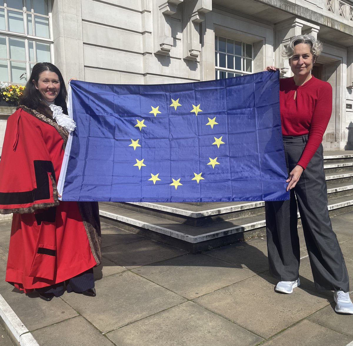 🇪🇺 Today on #EuropeDay2024 we recognise the tens of thousands of fellow Europeans who call Hackney home by flying the EU flag over Hackney Town Hall 🕊#EuropeDay is held on 9 May every year to celebrate peace and unity in Europe