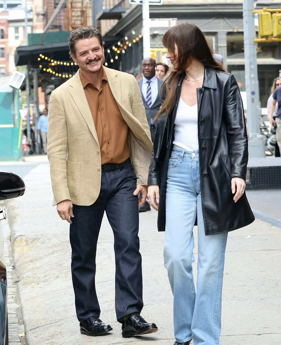 Además de Chris Evans, Dakota Johnson tiene otro galán en la nueva rom-com en la que trabaja: se trata de ¡Pedro Pascal! 😍 no podemos esperar para ver “Materialists”. 📸: SolashNews.com