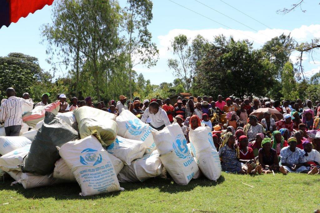 Rugunga IDP camp, Busia County, has been severely affected by the floods. @UNICEFKenya in collaboration with @040County, @KenyaRedCross & @CAREinKenya distributed sanitary pads & dignity kits for girls & women, and family relief kits for the elderly & persons with disabilities.