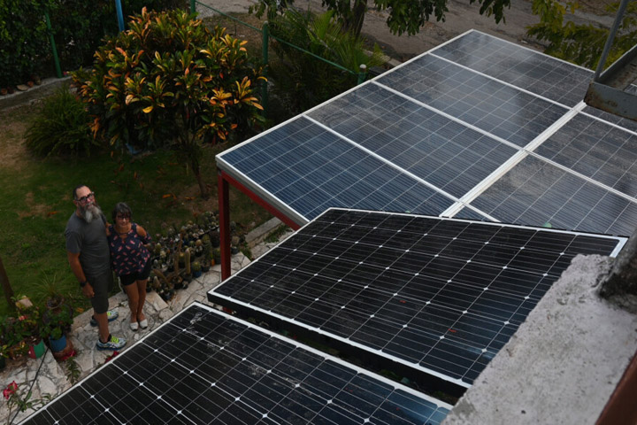 #Cuba ante el reto de implicar hogares en generación de #energía limpia. Ayudaría a las aspiraciones de la isla de elevar hasta cerca de un tercio el peso de las fuentes renovables en su matriz energética para 2030.👉🏽shre.ink/8Iwj #SolarEnergy #MedioAmbiente