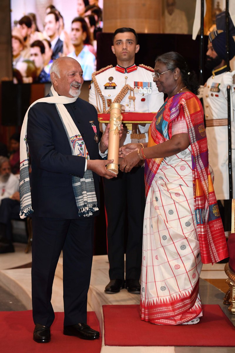 President Droupadi Murmu presents Padma Shri in the field of Yoga to Shri Kiran Labhshanker Vyas. He has made significant efforts for the promotion of Yoga and Ayurveda. Shri Vyas is a polyglot and author of books on many aspects of Indian culture.