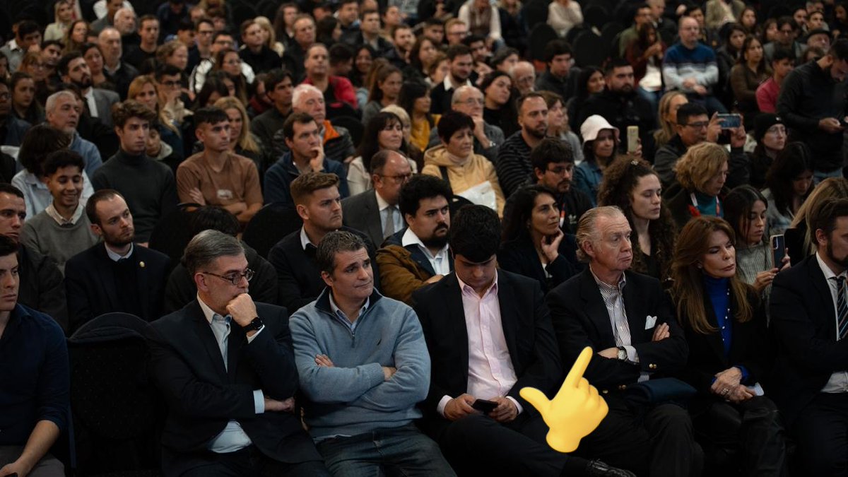 Vicente Massot en la 1° fila de la presentación a sala vacía de Marquez 

Massot fue director de Cabildo y dueño de La Nueva Provincia, los dos medios más propagandistas de la dictadura

Fue también el único periodista de la historia en ser acusado por crímenes de lesa humanidad