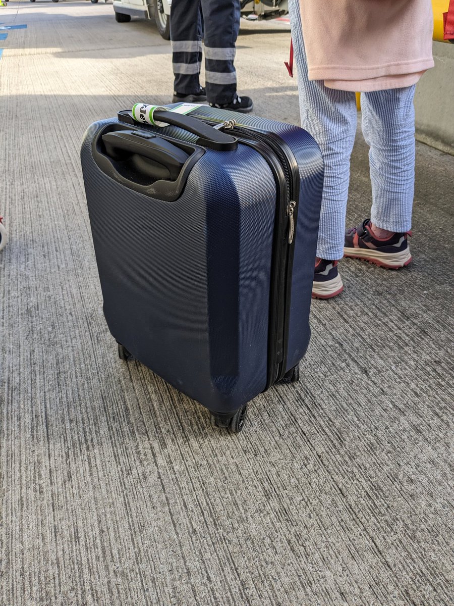 gregsimon84's tweet image. Hallo @berlinairport und @easyJet, seit wann ist so ein Gepäck nicht mit einem Sitz inklusive? Auf der Boardkarte stehen die Dimensionen "inklusive Räder", der Bodencrew hat uns nichtdestotrotz 58€ gerade abgerechnet. Laut Bodencrew sind nur Rucksäcke in der Kabine kostenlos (?)