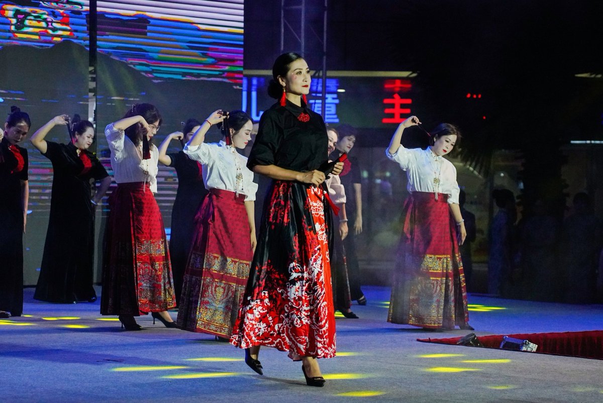 Recently, #Danzhou hosted a special cheongsam #show, featuring 21 teams from various sectors of the city and spanning different age groups. On stage, #models showcased elegant postures, radiating classical flair and feminine charm.💃💃
#hainan #citylife #culture