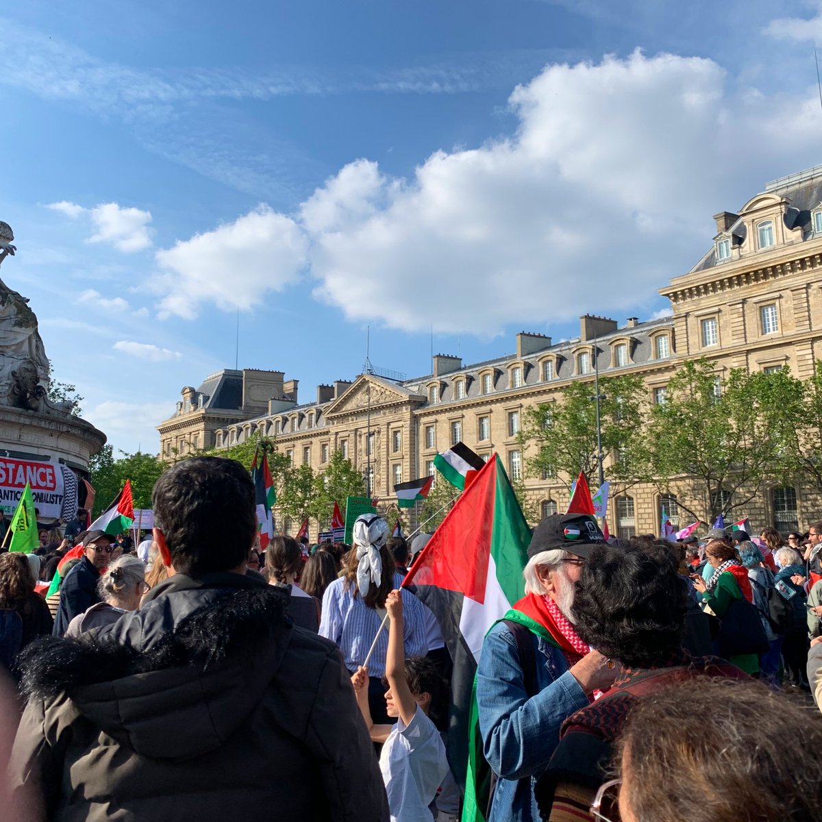 Par centaines, place de la République pour dire stop au massacre en cours à Gaza, perpétré par le gouvernement d’extrême-droite israélien. L’inaction de la France fait honte !