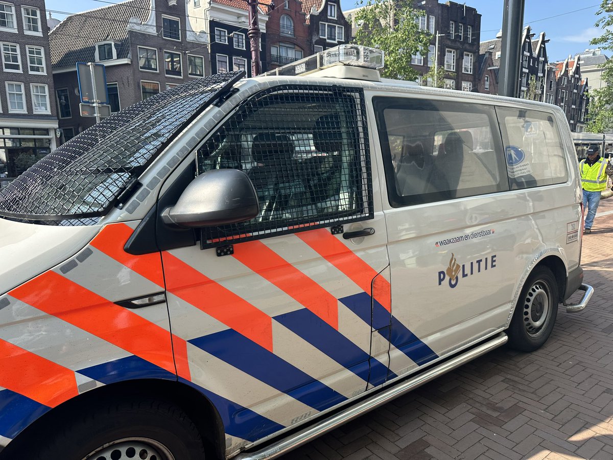 Vandaag heb ik gesproken met buurtbewoners en ondernemers in de binnenstad van Amsterdam. Er is veel woede over de vernielingen en de rellen en tegelijkertijd ongelooflijk veel waardering voor de inzet van de politie. Zeer verdiend, dus die heb ik graag overgebracht!