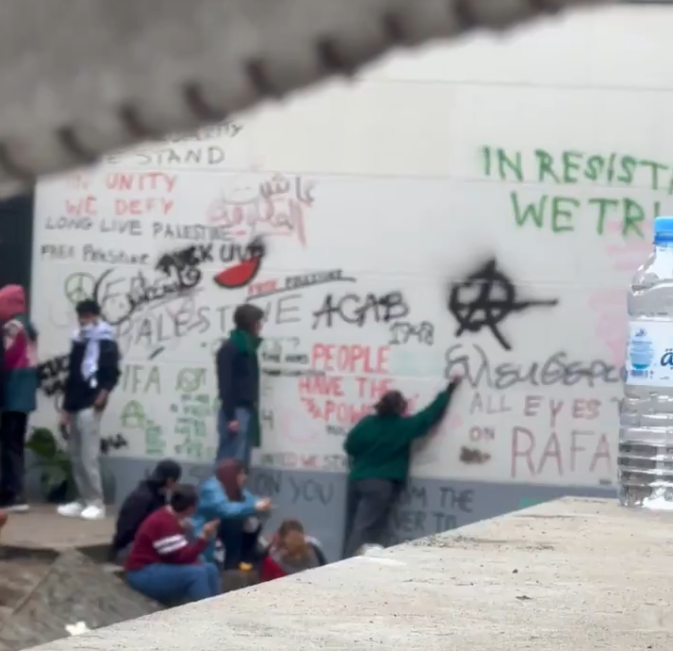 KopMikolas's tweet photo. "It starts to look like Gaza at the Amsterdam university. The inner court yard has been completely destroyed. Several sculptures have been thrown on the barricades and rioters have planted a Palestinian flag on the roof. They scream "Viva, intifada."
#FuckSJP https://t.co/jFuuJp8dws