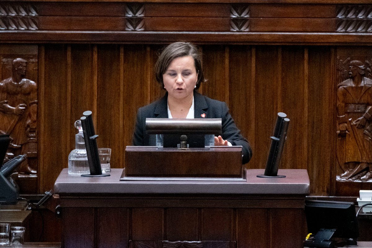 📌W #Sejm odbyło się pierwsze czytanie rządowego projektu ustawy o czasowym ograniczeniu cen za energię elektryczną, gaz ziemny i ciepło systemowe oraz o bonie energetycznym. 📸Uzasadnienie projektu przedstawiła @Ula_Zielinska, wiceminister @MKiS_GOV_PL.
