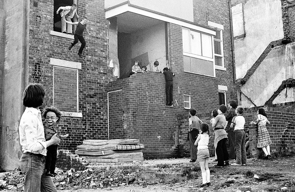 Working-class photographer Tish Murtha captured the impact of Thatcherism on England, but was unable to escape the inequality she exposed. Opening Friday May 17, follow her daughter Ella as she revisits key moments from her mother’s life and work: hotdocs.ca/whats-on/films…