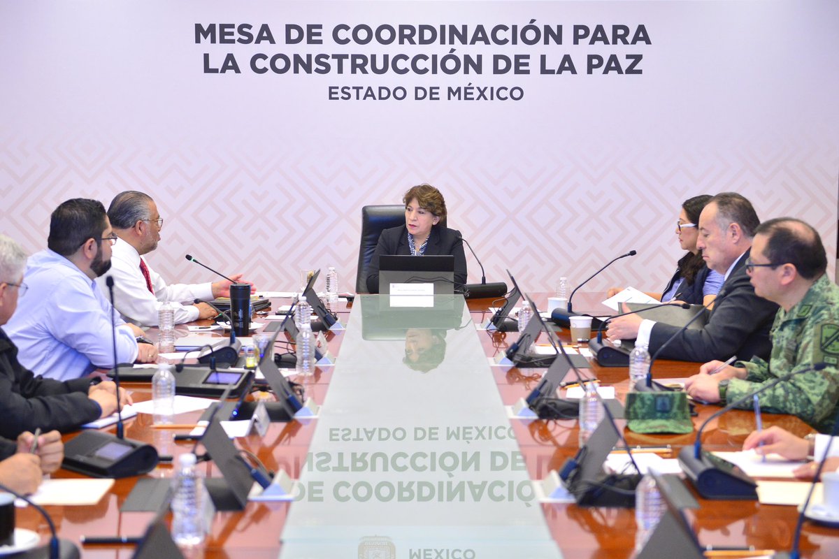 Las familias del #EstadoDeMéxico merecen vivir tranquilas y juntos trabajamos para hacerlo posible. Hoy en la Mesa de Coordinación para la Construcción de la Paz, trabajamos coordinadamente en fortalecer las acciones necesarias para atender la seguridad. ¡Tengan un excelente