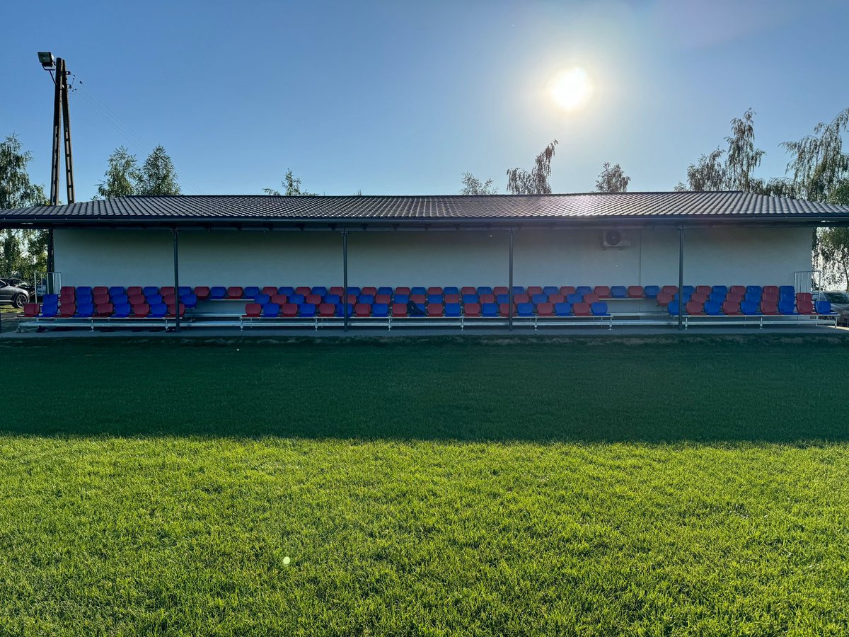 RodloGranowice's tweet photo. Jest nam niezmiernie miło poinformować wszystkich naszych sympatyków, że już od następnego domowego spotkania każdy kibic będzie mógł w komfortowych warunkach oglądać nasze spotkania. Nowa trybuna jest jednym z kolejnych etapów modernizacji naszego obiektu. 🏟️ https://t.co/0sVvgiOe90