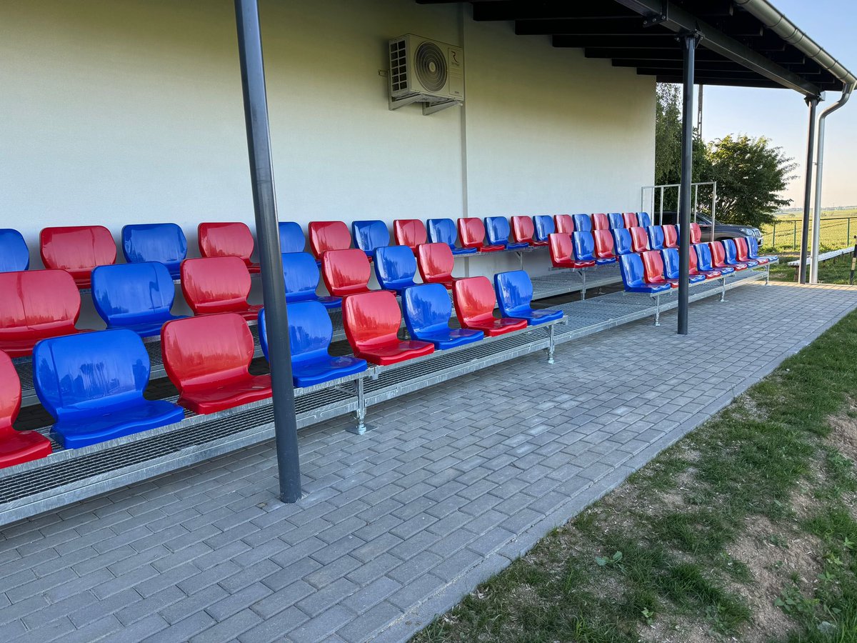 RodloGranowice's tweet photo. Jest nam niezmiernie miło poinformować wszystkich naszych sympatyków, że już od następnego domowego spotkania każdy kibic będzie mógł w komfortowych warunkach oglądać nasze spotkania. Nowa trybuna jest jednym z kolejnych etapów modernizacji naszego obiektu. 🏟️ https://t.co/0sVvgiOe90