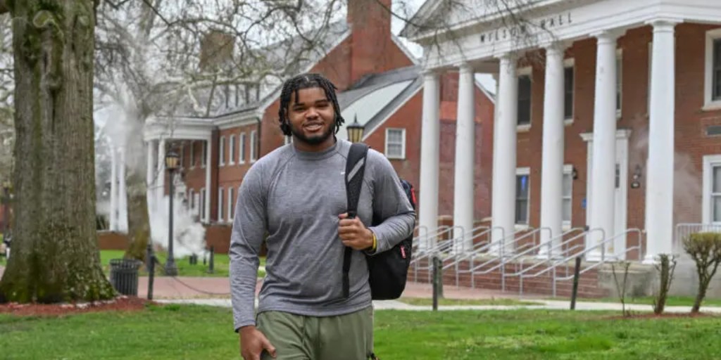 Congrats to SANS student Jordan Frazier, an agribusiness management major, who is graduating this semester and has already accepted a job with @USDANutrition! Learn more at ow.ly/j0mP50RAxZH 📷 by Todd Dudek, UMES Ag Communications @umesnews