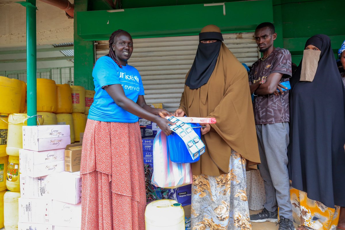 Families affected by the ongoing floods redeem their e-vouchers.   Thanks to support from @noradno, @UNICEFKenya working with @WorldVisionKE @NDMA_Kenya @GarissaGov has provided cash transfers to over 600 households. Families displaced by the floods are being hosted in IDP camps.